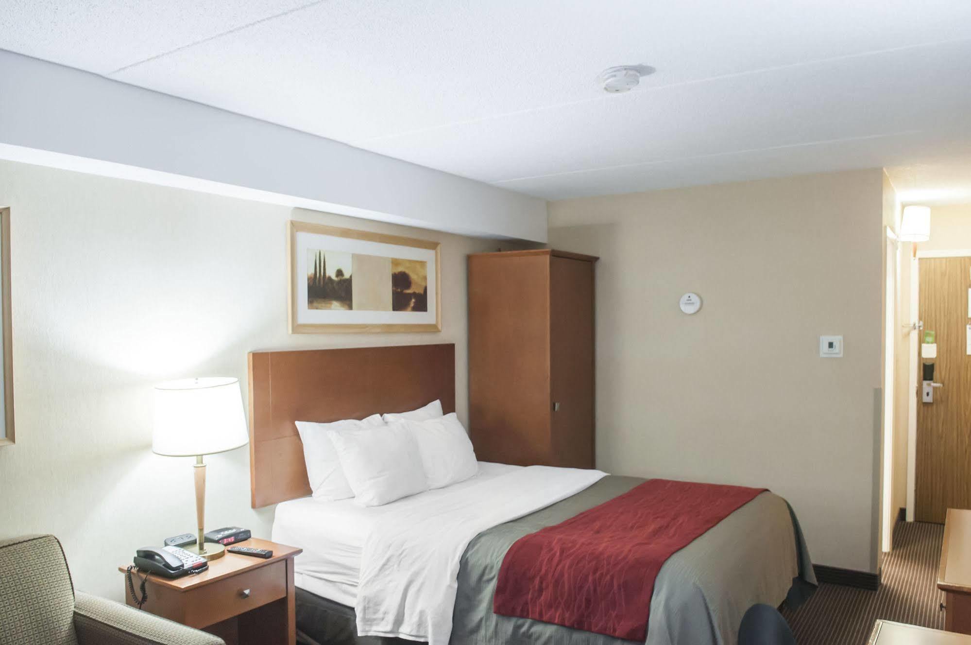 Comfort Airport West Inn 2*